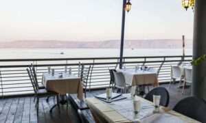 מסעדות בכנרת: מסעדה בחוף הכנרת באווירת רוגע מושלמת מול האגם הרגוע